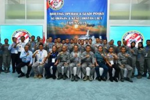 -   Sestama Bakamla RI Laksda Bakamla S. Irawan, M.M berfoto bersama usai briefing.